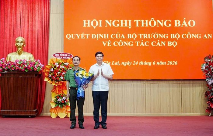  Phó Chủ tịch UBND tỉnh Lâm Hải Giang tặng hoa chúc mừng Đại tá Phạm Hữu Trường. 