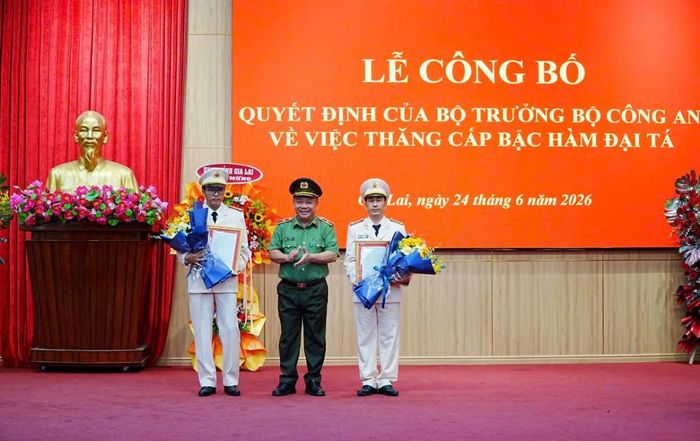  Thiếu tướng Lê Quang Nhân - Giám đốc Công an tỉnh trao quyết định thăng cấp bậc hàm cho các cá nhân. 