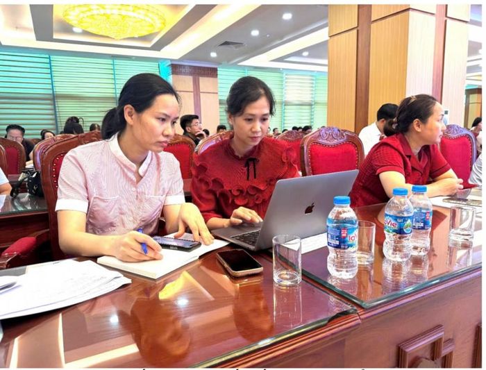 Cán bộ Chi cục Chất lượng, Chế biến và Phát triển thị trường hướng dẫn trực tiếp cho cơ sở. Ảnh: (Quangninh.gov)