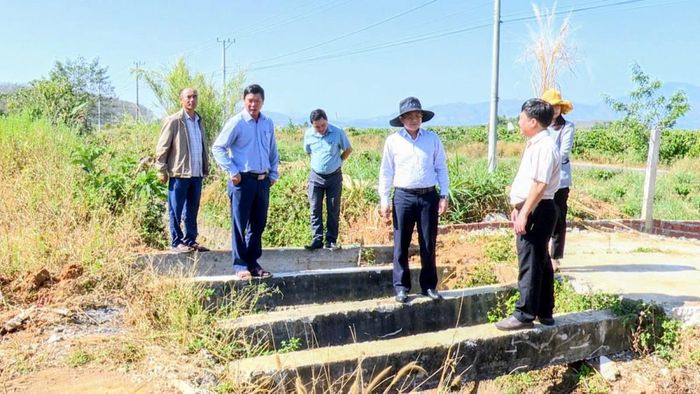 Đồng chí Nguyễn Minh Vương (đội mũ đen) - Chủ tịch UBND xã kiểm tra hiện trạng kênh cấp I tại thôn Hà Mòn 4, xã Đăk Hà.