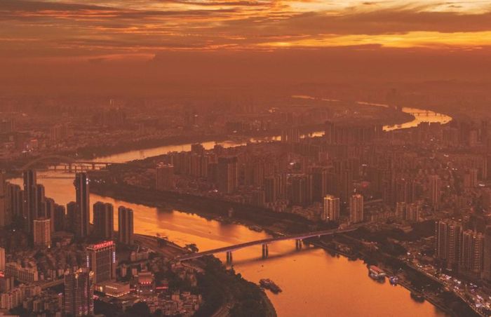 Áp lực còn gia tăng khi mưa lớn trong mùa thu hoạch lúa mì vừa qua đã làm suy giảm chất lượng một phần sản lượng tại các tỉnh trọng điểm của Trung Quốc