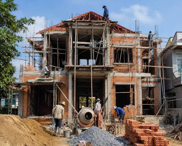 Thời điểm thi công ảnh hưởng đến hiệu quả xây dựng. (Ảnh minh họa: AI)