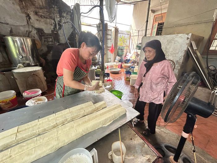 Mỗi ngày từ rạng sáng, nhiều hộ dân Võng La bắt đầu công việc làm đậu phụ để cung cấp cho các chợ dân sinh và cửa hàng thực phẩm trên địa bàn Hà Nội. (Ảnh: NVCC) 