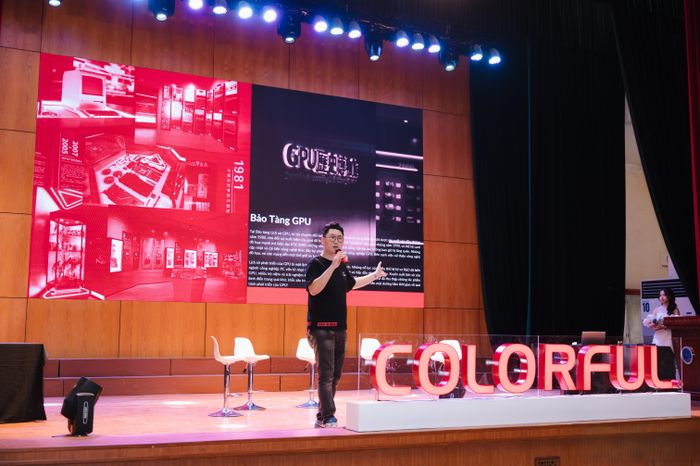 Ông Lê Nguyễn Hoàng - Marketing Manager Colorful Việt Nam chia sẻ về thương hiệu Colorful và các sản phẩm của hãng đến các bạn sinh viên. (Nguồn: Colorful)
