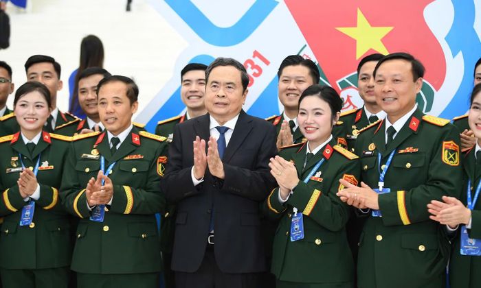 Chủ tịch Quốc hội Trần Thanh Mẫn và các đại biểu Quân đội.