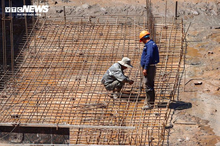 Trên công trường, nhiều mũi thi công đang được duy trì để hoàn thiện những phần việc còn lại.