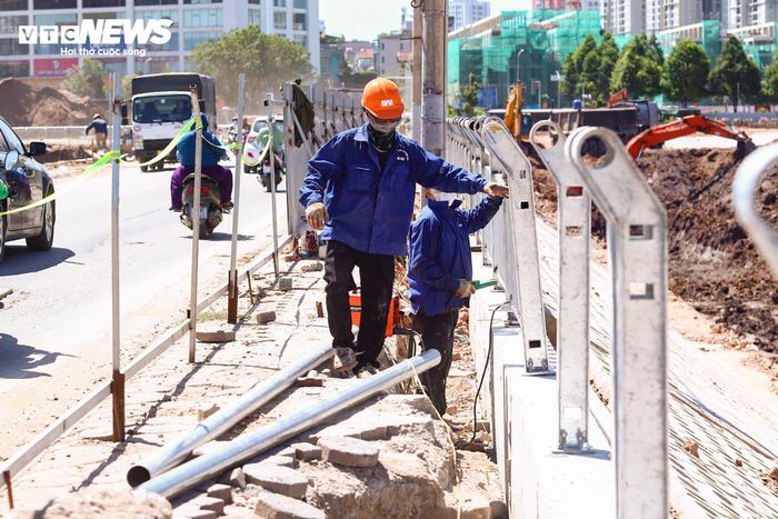 Hệ thống lan can quanh hồ được lắp đặt khẩn trương nhằm bảo đảm an toàn, đồng thời nâng cao mỹ quan cho toàn bộ không gian công trình.