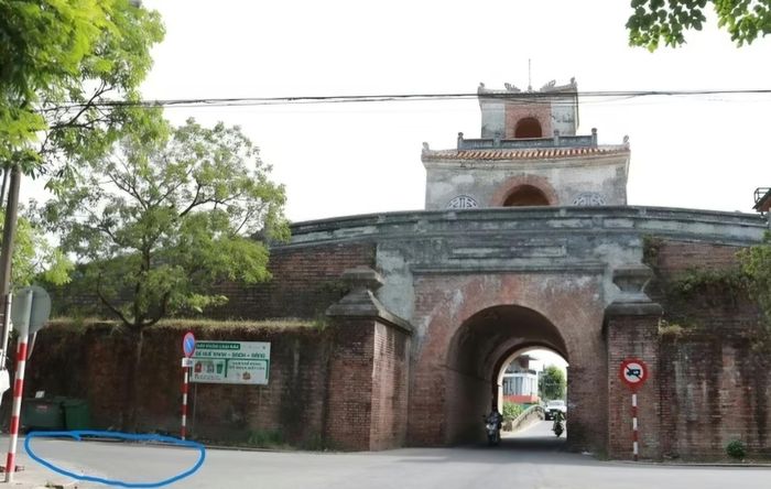 Hố bom nơi liệt sĩ được chôn tập thể nằm dưới lòng đường Tôn Thất Thiệp (khu vực khoanh tròn) giao với đường Thái Phiên và Cửa Chánh Tây, Kinh thành Huế.