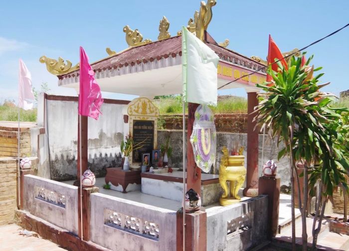 Nhà bia tưởng niệm các liệt sĩ hy sinh năm 1968 được đặt tại khu vực đường Tôn Thất Thiệp (Kinh thành Huế).
