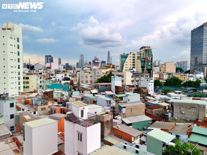 Khu Mả Lạng, còn gọi là tứ giác Nguyễn Cư Trinh, nằm giữa bốn tuyến đường Nguyễn Trãi - Cống Quỳnh - Trần Đình Xu - Nguyễn Cư Trinh. Trước năm 1975, nơi đây từng là nghĩa địa, sau khi di dời dần hình thành khu dân cư đông đúc giữa trung tâm TP.HCM.