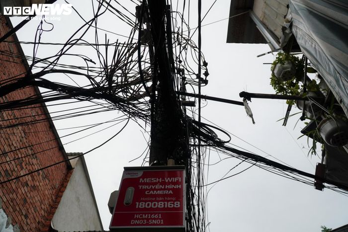 Hệ thống hẻm chằng chịt, nhỏ hẹp khiến việc đi lại khó khăn, đồng thời gây nhiều trở ngại cho công tác phòng cháy chữa cháy và cứu hộ khi xảy ra sự cố.