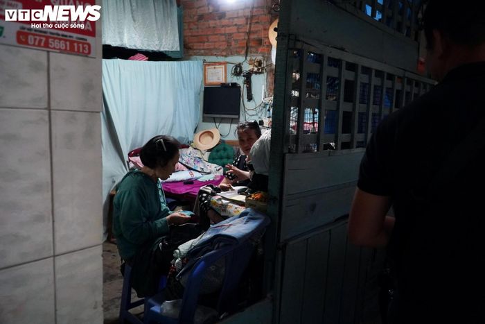Đi sâu vào các con hẻm, không khó để bắt gặp những căn nhà có diện tích chỉ từ 5 đến dưới 10 m² nhưng là nơi sinh sống của nhiều thành viên trong cùng một gia đình. Không gian sống chật chội đã trở thành thực trạng phổ biến tại khu dân cư lâu đời này.