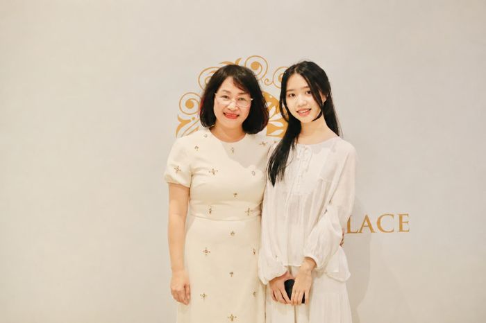 Huyền Anh (phải) và cô Hoàng Thị Phương Ngọc, cô giáo Ngữ văn trường THCS Cầu Giấy.