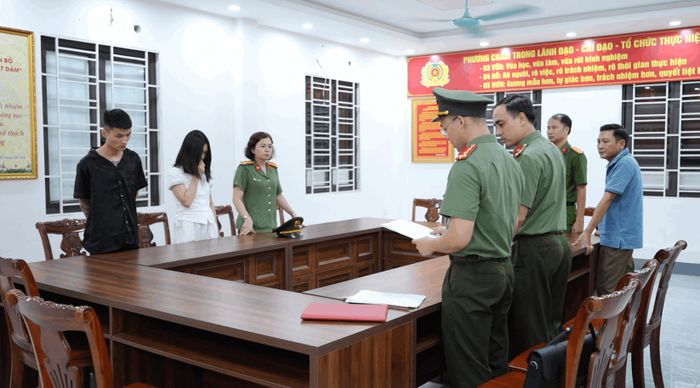 Công an tỉnh Lào Cai tống đạt các quyết định khởi tố bị can và thi hành lệnh bắt bị can để tạm giam đối với Hoàng Thanh Huyền và Ye Chong Jun (Diệp Sùng Tuấn). (Ảnh: Công an tỉnh Lào Cai)