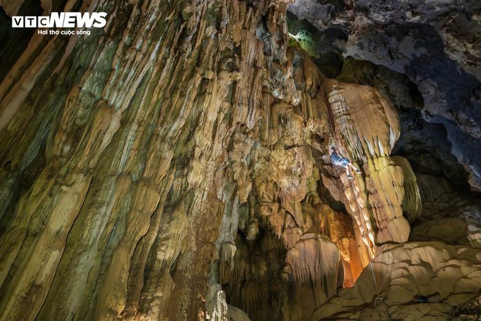 Toàn bộ 3.000m chiều dài hang Thắng được bao phủ bởi hệ thống thạch nhũ quy mô lớn, có nhiều cột thạch nhũ cao tới 50m sừng sững giữa lòng hang. Những rèm đá buông dài từ trần xuống vách. (Ảnh: Jungle Boss)