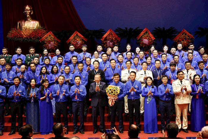 Tổng Bí thư, Chủ tịch nước Tô Lâm chúc mừng Ban Chấp hành Trung ương Đoàn khóa XIII. Ảnh: NA