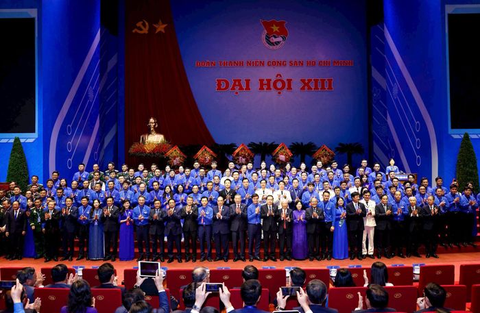 Lãnh đạo Đảng, Nhà nước cùng Ban Chấp hành Trung ương Đoàn khóa XIII, nhiệm kỳ 2026-2031. Ảnh: Hồ Ý