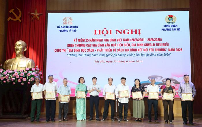 Phó Chủ tịch UBND phường Tây Hồ Nguyễn Việt Cường trao Giấy khen cho các gia đình văn hóa tiêu biểu. Ảnh: Ngọc Tú
