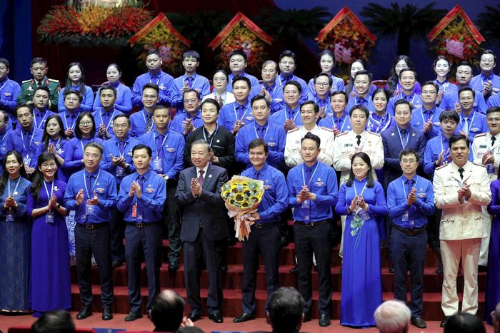 Tổng Bí thư, Chủ tịch nước Tô Lâm tặng hoa chúc mừng Ban Chấp hành Trung ương Đoàn khóa XIII, nhiệm kỳ 2026 - 2031. Ảnh: ĐV