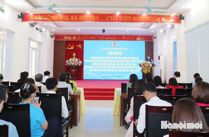 Bà Nguyễn Thị Tạo, Chủ tịch Công đoàn phường Kiến Hưng trình bày báo cáo tại hội nghị. Ảnh: Tuấn Điệp
