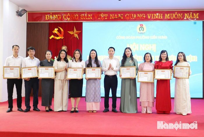 Khen thưởng “Gia đình CNVCLĐ tiêu biểu” năm 2026. Ảnh: Tuấn Điệp