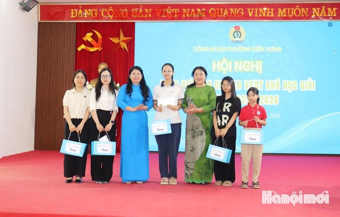 Trao quà hỗ trợ cho học sinh là con CNVCLĐ vượt khó học giỏi. Ảnh: Tuấn Điệp