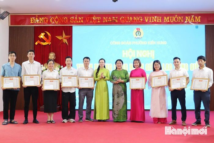 Các tập thể, cá nhân tiêu biểu được biểu dương, khen thưởng danh hiệu “Công nhân giỏi”, “Lao động giỏi” năm 2026. Ảnh: Tuấn Điệp