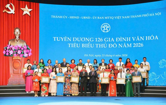 Bí thư Thành ủy Hà Nội Trần Đức Thắng và Phó Trưởng ban Tuyên giáo và Dân vận Trung ương Trần Thanh Lâm tặng Bằng khen tuyên dương cho các gia đình văn hóa Thủ đô tiêu biểu năm 2026. Ảnh: Viết Thành