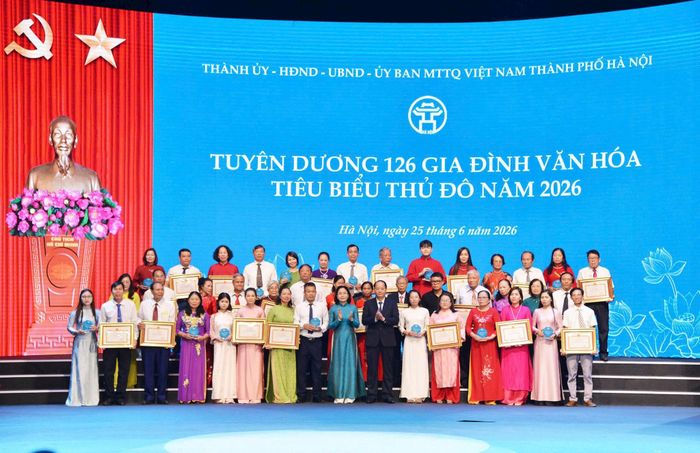 Thứ trưởng Bộ Văn hóa, Thể thao và Du lịch Trịnh Thị Thủy và Ủy viên Ban Thường vụ Thành ủy, Trưởng ban Tuyên giáo và Dân vận Thành ủy Hà Nội Nguyễn Doãn Toản tặng Bằng khen tuyên dương cho các gia đình văn hóa Thủ đô tiêu biểu năm 2026. Ảnh: Viết Thành