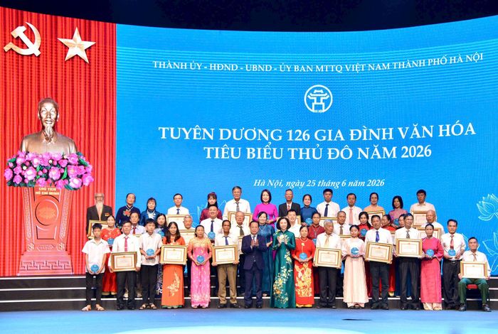 Phó Chủ tịch Thường trực HĐND thành phố Trần Thế Cương và Phó Chủ tịch UBND thành phố Hà Nội Vũ Thu Hà trao Bằng khen tuyên dương cho các gia đình văn hóa tiêu biểu Thủ đô năm 2026. Ảnh: Viết Thành