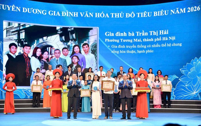Bí thư Thành ủy Hà Nội Trần Đức Thắng và Phó Trưởng ban Tuyên giáo và Dân vận Trung ương Trần Thanh Lâm tặng Bằng khen tuyên dương cho các gia đình văn hóa Thủ đô tiêu biểu năm 2026. Ảnh: Viết Thành