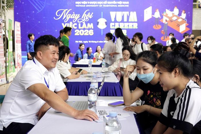 Học viện Y - Dược học cổ truyền Việt Nam tổ chức Ngày hội việc làm năm 2026 với sự tham gia của gần 20 bệnh viện, cơ sở y tế, doanh nghiệp. Ảnh: Đ.L