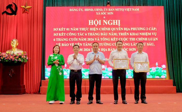 Trung tướng Nguyễn Thanh Tùng, Giám đốc Công an thành phố Hà Nội trao Bằng khen cho tập thể Đảng ủy, chính quyền và nhân dân xã Sóc Sơn. Ảnh: Tùng Nguyễn
