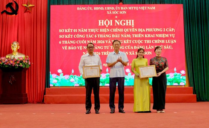 Phó Trưởng Ban Thường trực Ban Nội chính Thành ủy Hà Nội Lê Anh Quân trao Bằng khen cho các tập thể, cá nhân xã Sóc Sơn. Ảnh: Tùng Nguyễn