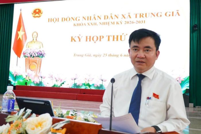 Bí thư Đảng ủy, Chủ tịch HĐND xã Trung Giã Lê Hữu Mạnh phát biểu tại kỳ họp. Ảnh: Đức Hiển