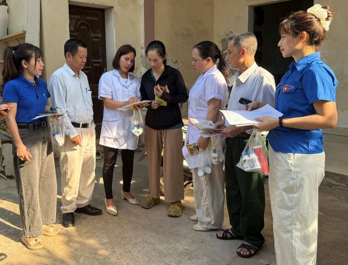 Cán bộ y tế tuyên truyền các biện pháp phòng, chống bệnh sốt xuất huyết cho người dân. Ảnh: Đức Vân.