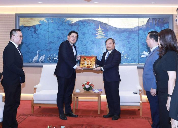 Chủ tịch UBND thành phố Hà Nội Vũ Đại Thắng trao quà lưu niệm cho Đại sứ Đặc mệnh toàn quyền Malaysia tại Việt Nam Dato' Tan Yang Thai, khẳng định mong muốn tiếp tục thúc đẩy quan hệ hợp tác giữa Hà Nội và các đối tác Malaysia. Ảnh: PV