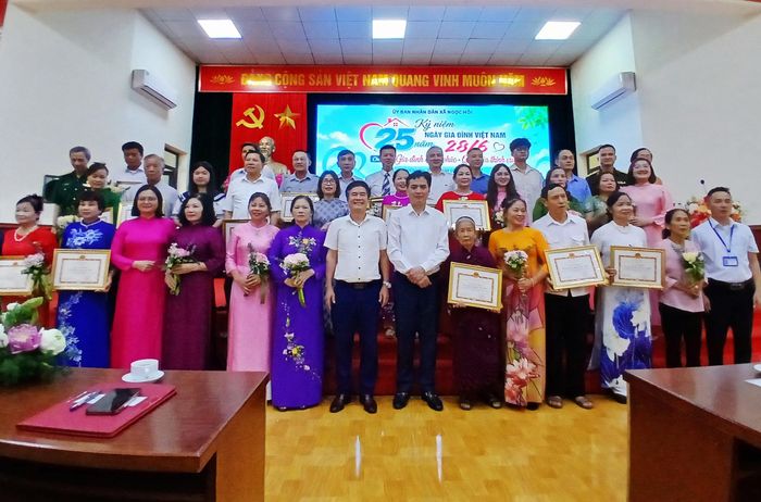 Lãnh đạo xã Ngọc Hồi trao Giấy khen cho các gia đình văn hóa tiêu biểu năm 2026. Ảnh: Hoàng Quyết