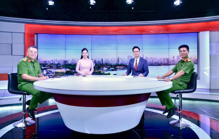 Hai khách mời tham dự Chương trình. Ảnh: Viết Thành