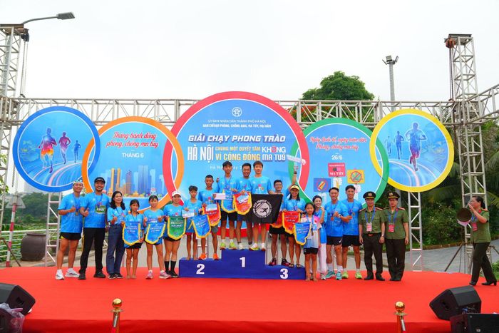 Trao giải tại Giải chạy phong trào Hà Nội: Chung một quyết tâm Vì cộng đồng Không ma túy. Ảnh: hanoimoi.vn