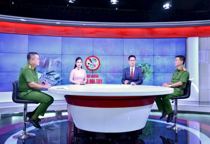 Các khách mời tham dự Chương trình. Ảnh: Viết Thành