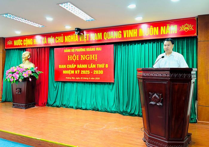 Phó Bí thư Đảng ủy, Chủ tịch UBND phường Hoàng Mai Nguyễn Lê Hiến thông tin kết quả thực hiện nhiệm vụ 6 tháng đầu năm 2026. Ảnh: Trần Oanh.