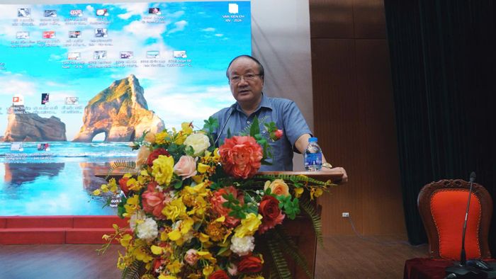 PGS.TS Nguyễn Toàn Thắng, nguyên Viện trưởng Viện Văn hóa và Phát triển, Học viện Chính trị quốc gia Hồ Chí Minh truyền đạt các kiến thức tới các học viên. Ảnh: PV