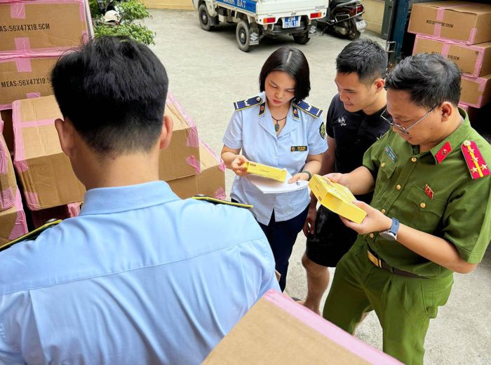Lực lượng chức năng kiểm tra lô mỹ phẩm có dấu hiệu vi phạm tại phường Phú Lương. Ảnh: Hoài Nam