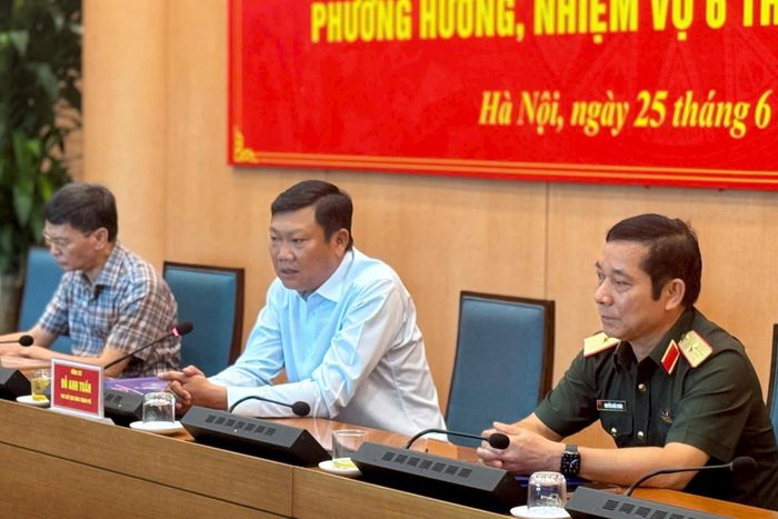 Đồng chí Đỗ Anh Tuấn, Ủy viên Ban Thường vụ Thành ủy, Phó Chủ tịch UBND thành phố Hà Nội, Trưởng ban Chỉ đạo thành phố về tìm kiếm, quy tập và xác định danh tính hài cốt liệt sĩ yêu cầu phải chủ động đẩy nhanh tiến độ, giao nhiệm vụ gắn với trách nhiệm từng cá nhân. Ảnh: Mai Hoa