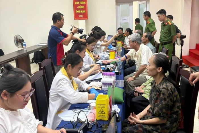 Triển khai lấy mẫu ADN của thân nhân liệt sĩ tại xã Thanh Oai sáng 25-6. Ảnh: Thu Nguyễn