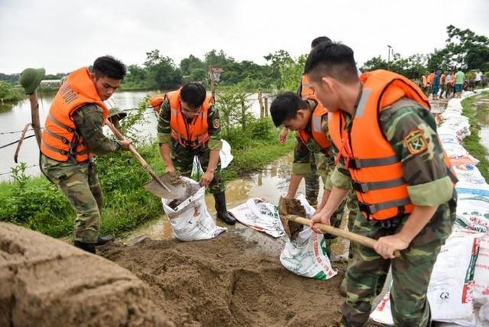 Khi có thiên tai, mưa bão xảy ra, các lực lượng chức năng luôn là lực lượng xung kích trên tuyến đầu phòng, chống. Ảnh: NT
