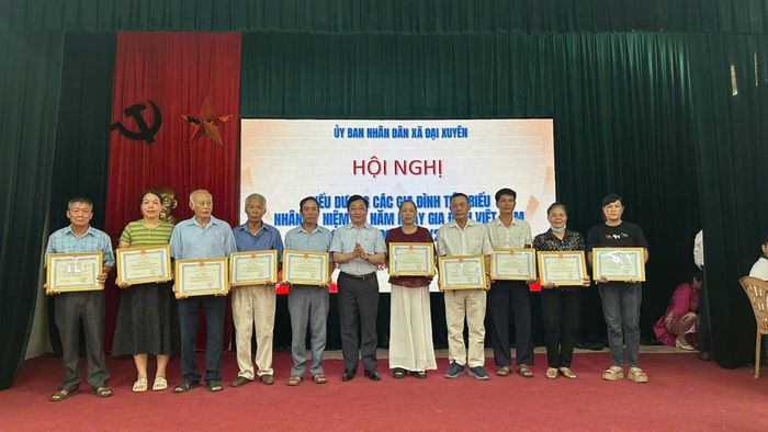 Phó Bí thư Thường trực Đảng ủy xã Đại Xuyên Vũ Quốc Anh trao khen thưởng "Gia đình văn hóa" cho các gia đình tiêu biểu. Ảnh: Hồng Nhung