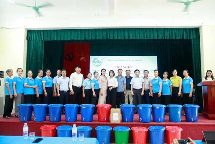 Xã Đại Xuyên ra mắt mô hình "Phân loại rác thải tại hộ gia đình". Ảnh: Hồng Nhung