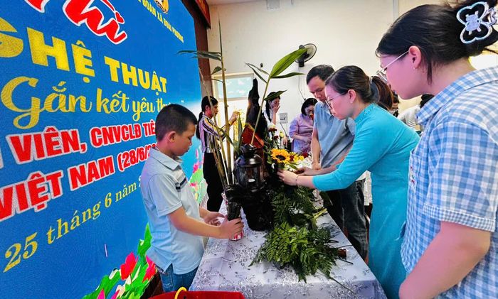Các gia đình hào hứng tham gia phần thi cắm hoa tại ngày hội. Ảnh: Trần Hằng